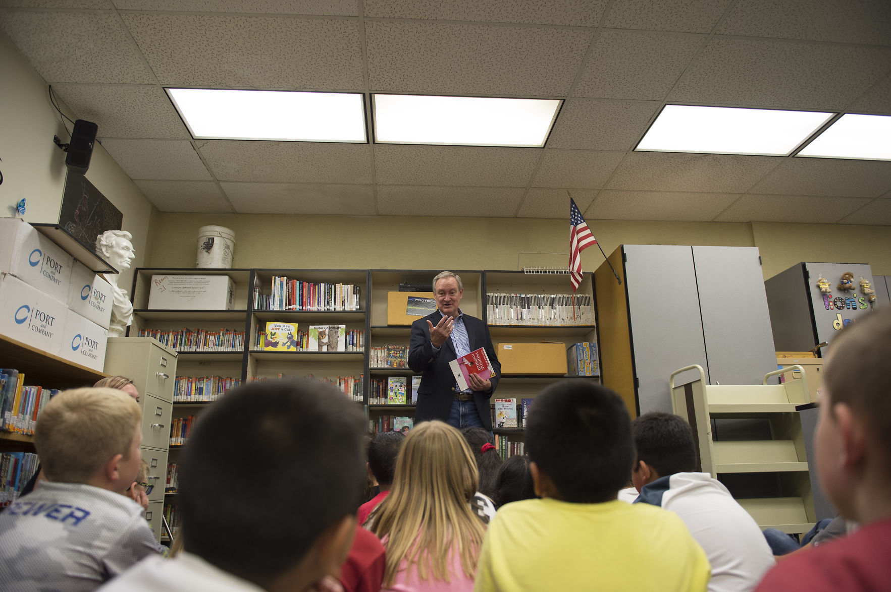 Senator Crapo gives books to school library